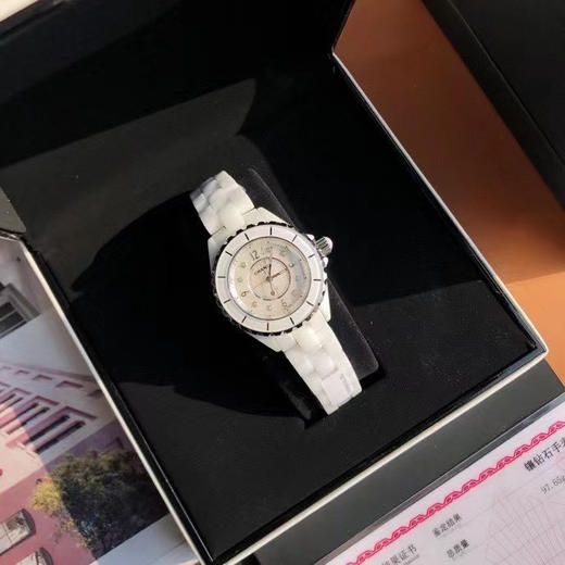 J12珊珊来迟 终于不负众望。重点是它的原装机芯要从国外弄回国真的来之不易！！
拿到原厂渠道J12 不只是表壳  连机芯也是原装的 商品图1