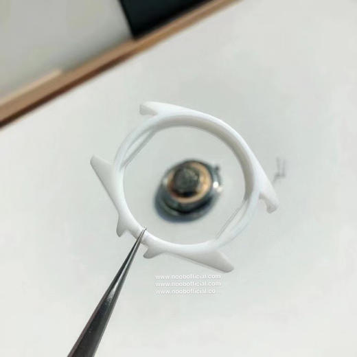 J12珊珊来迟 终于不负众望。重点是它的原装机芯要从国外弄回国真的来之不易！！
拿到原厂渠道J12 不只是表壳  连机芯也是原装的 商品图12