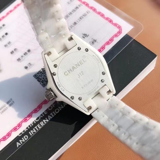 J12珊珊来迟 终于不负众望。重点是它的原装机芯要从国外弄回国真的来之不易！！
拿到原厂渠道J12 不只是表壳  连机芯也是原装的 商品图7