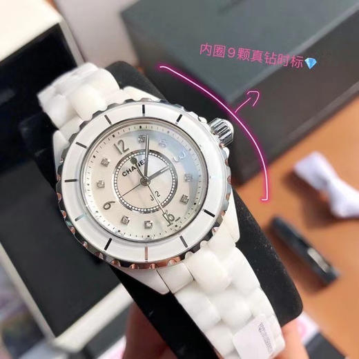 J12珊珊来迟 终于不负众望。重点是它的原装机芯要从国外弄回国真的来之不易！！
拿到原厂渠道J12 不只是表壳  连机芯也是原装的 商品图3