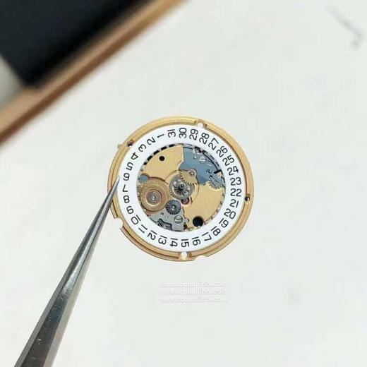 J12珊珊来迟 终于不负众望。重点是它的原装机芯要从国外弄回国真的来之不易！！
拿到原厂渠道J12 不只是表壳  连机芯也是原装的 商品图10