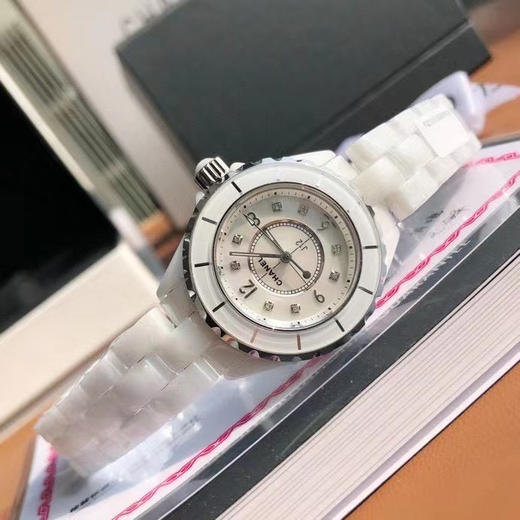 J12珊珊来迟 终于不负众望。重点是它的原装机芯要从国外弄回国真的来之不易！！
拿到原厂渠道J12 不只是表壳  连机芯也是原装的 商品图2