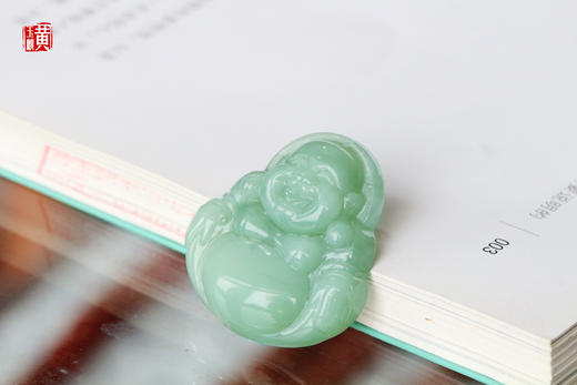 [ 福在眼前 ]  猫眼碧玉精雕笑佛吊坠 | 雕工精湛，玉质细腻，弥勒笑意盈盈，大肚容纳天地 商品图2