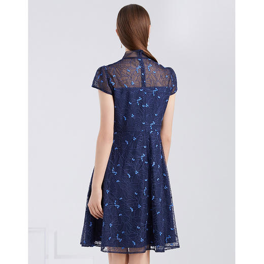 EITIE爱特爱夏季新款精致优雅镂空绣花蕾丝A字显瘦礼服连衣裙6277904 商品图3