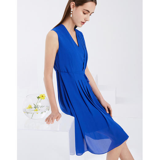 EITIE爱特爱夏季新款时尚气质显瘦V领压褶无袖收腰A字连衣裙6207970 商品图2