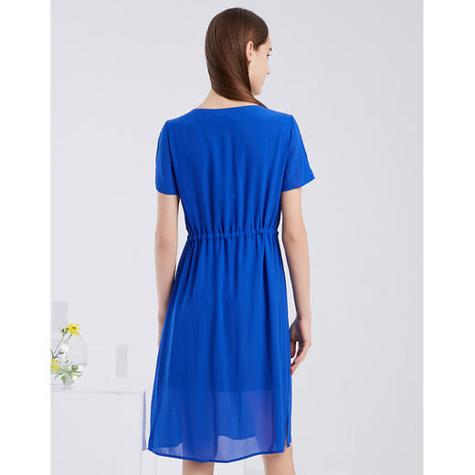 EITIE爱特爱夏季新款宽松舒适通勤简约抽绳收腰直筒连衣裙女6207968 商品图3