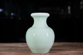 豆青釉暗刻花洗口瓶