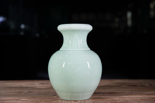 豆青釉暗刻花洗口瓶 商品图0