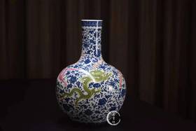 涂杏花:青花加彩缠枝五龙纹天球瓶