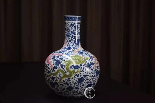 涂杏花:青花加彩缠枝五龙纹天球瓶 商品图0