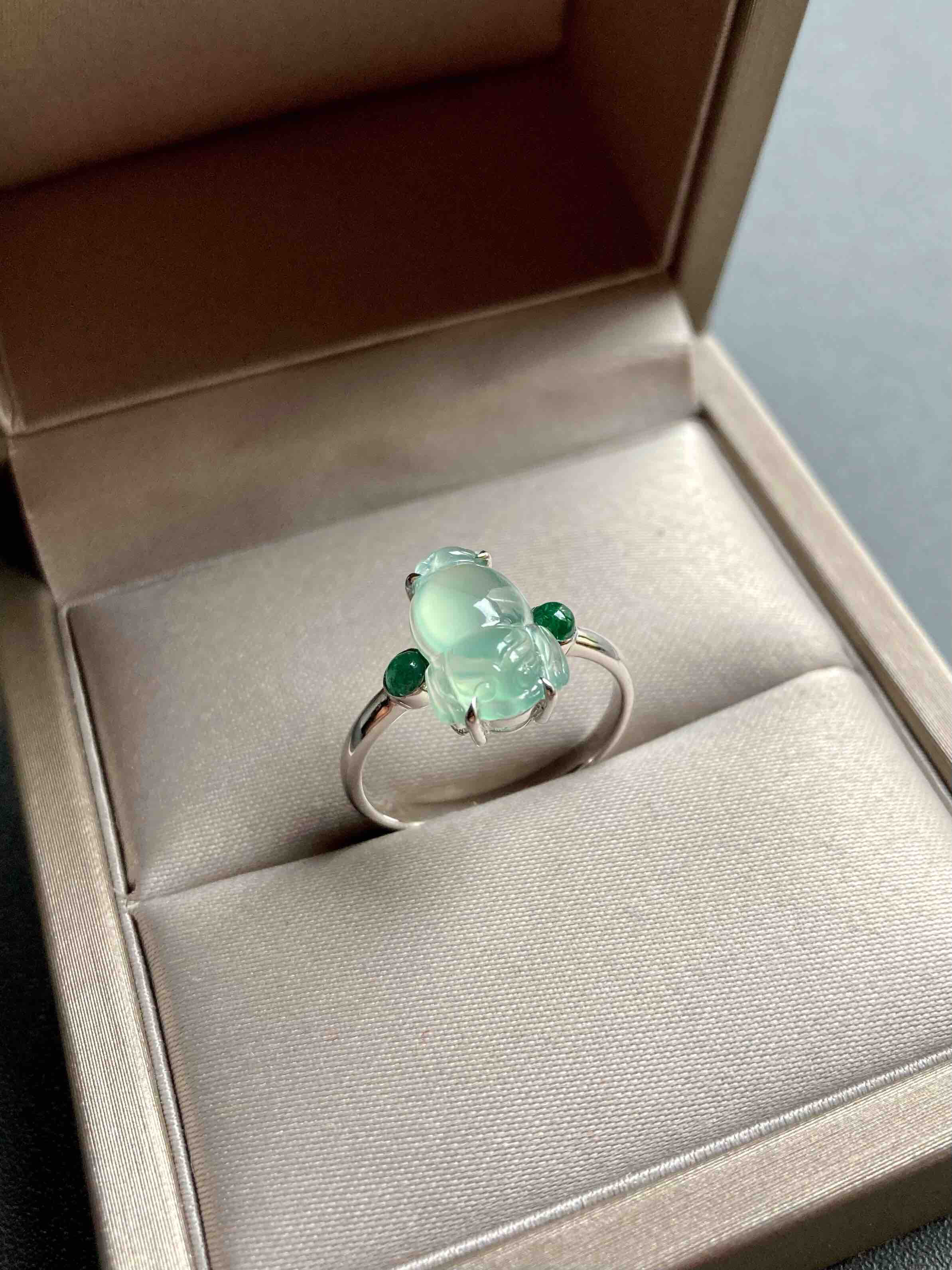 高冰种淡晴水翡翠金蟾戒指18k白金祖母绿镶嵌