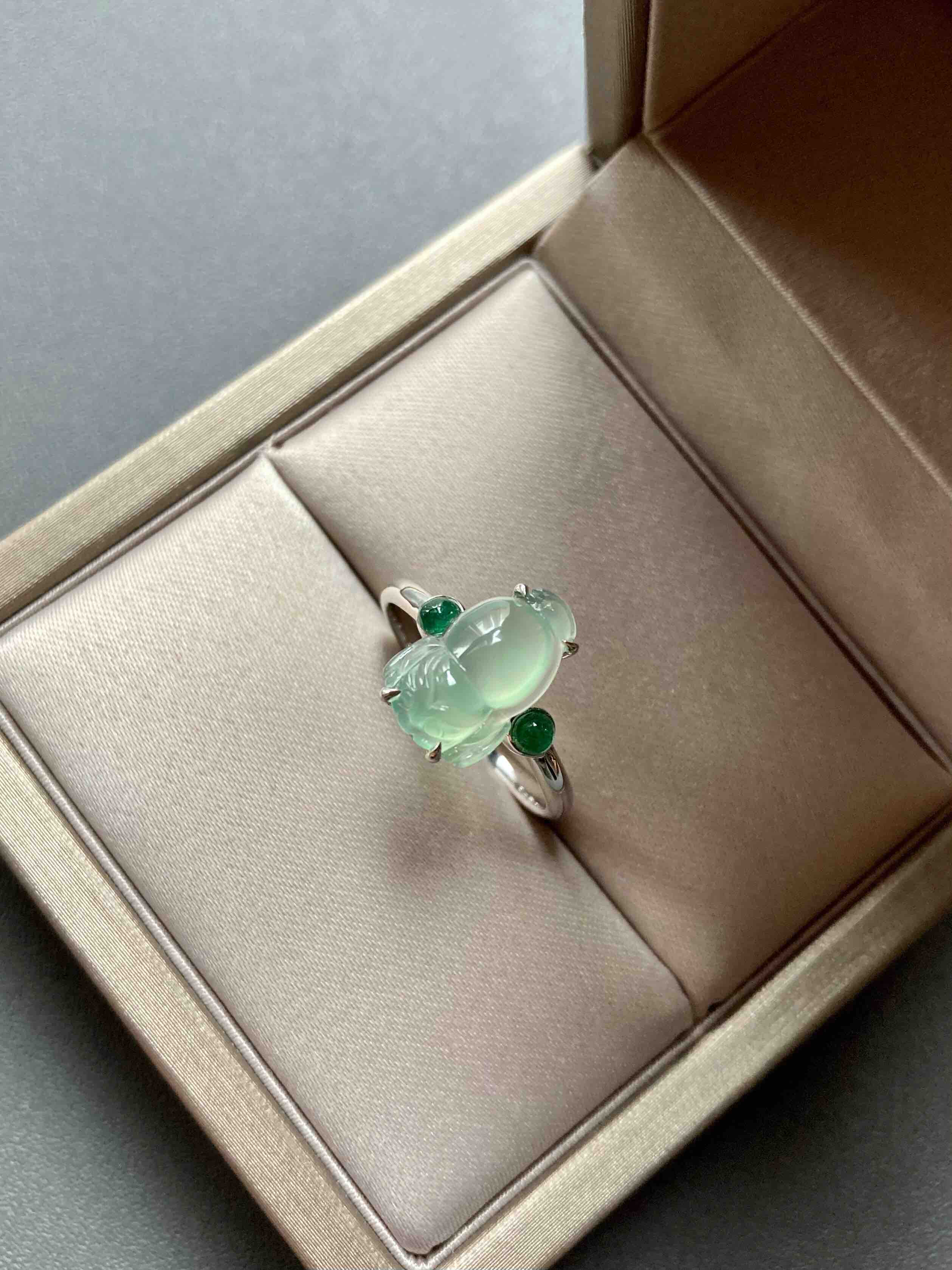 高冰种淡晴水翡翠金蟾戒指18k白金祖母绿镶嵌