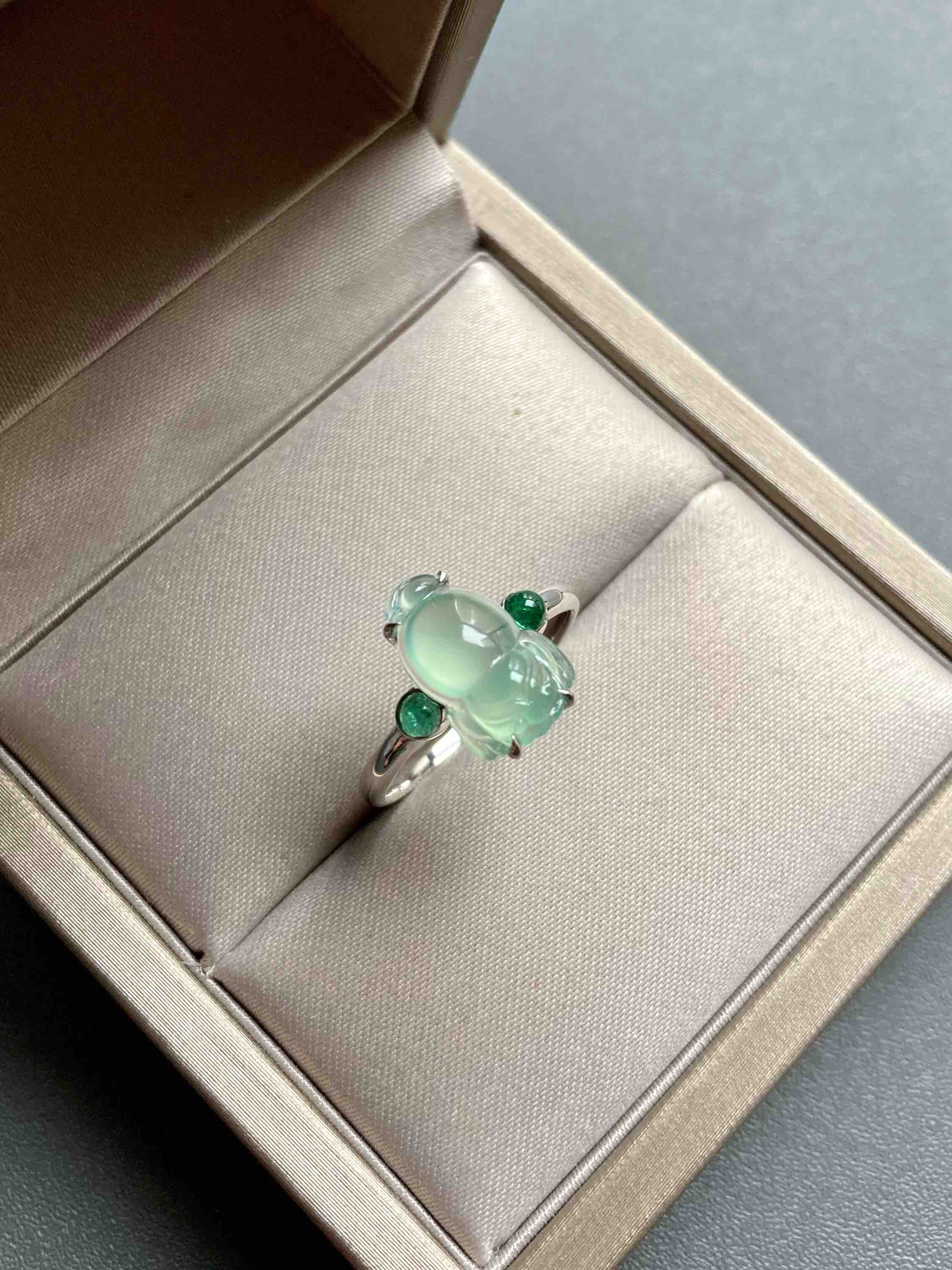 高冰种淡晴水翡翠金蟾戒指18k白金祖母绿镶嵌