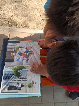 《自然探秘之旅》：拿到手就跟小伙伴趴着看起来，一边看一边惊呼“哇！这么神奇！” 