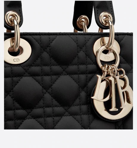 商品详情

商品	详情	评论

 DIOR女包M0538OCAL_M90020厘米x165厘米x8厘米-纳德隆国际卡8折¥36000.00 商品图3