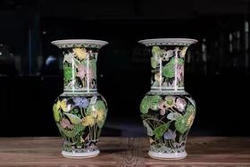 黑地素三彩花觚