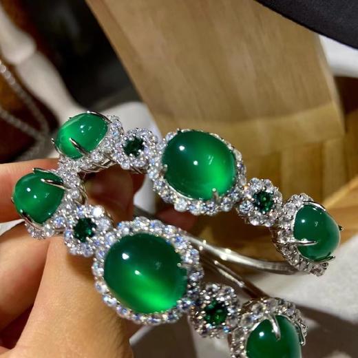 价值1000+ 521福利！沧海遗珠！天然起光玻璃种绿玉髓手镯 百万翡翠即视感！合金底座 预售 商品图1