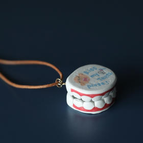 七口「翻盖式牙齿」项链