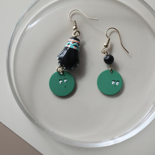 七口「黑手耳环」耳饰 商品图0