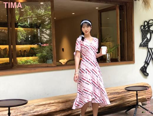 不对称吊脚摆斜排装饰扣连衣裙 商品图2