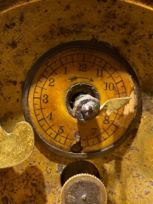 整木挖镶嵌机械式闹钟，民国时期， 顺丰包邮 商品图9