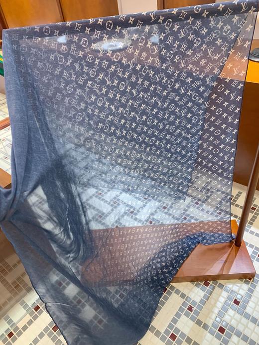 价值9500 殿堂级！LV渐变牛仔蓝高级真丝丝巾100*190cm 美到出尘！仙气有气质 显高贵 回头率超高 巨洋气 仙仙的女神感！百搭不挑人 人手一条 预售 商品图2
