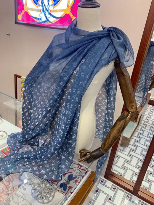 价值9500 殿堂级！LV渐变牛仔蓝高级真丝丝巾100*190cm 美到出尘！仙气有气质 显高贵 回头率超高 巨洋气 仙仙的女神感！百搭不挑人 人手一条 预售 商品图0