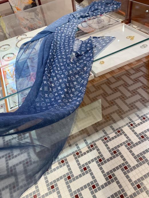 价值9500 殿堂级！LV渐变牛仔蓝高级真丝丝巾100*190cm 美到出尘！仙气有气质 显高贵 回头率超高 巨洋气 仙仙的女神感！百搭不挑人 人手一条 预售 商品图3