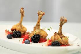 烤翅根配草莓酱