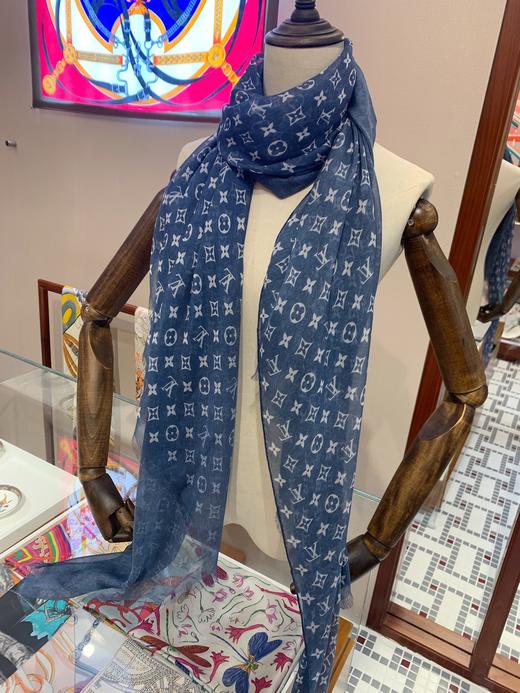 价值9500 殿堂级！LV渐变牛仔蓝高级真丝丝巾100*190cm 美到出尘！仙气有气质 显高贵 回头率超高 巨洋气 仙仙的女神感！百搭不挑人 人手一条 预售 商品图1