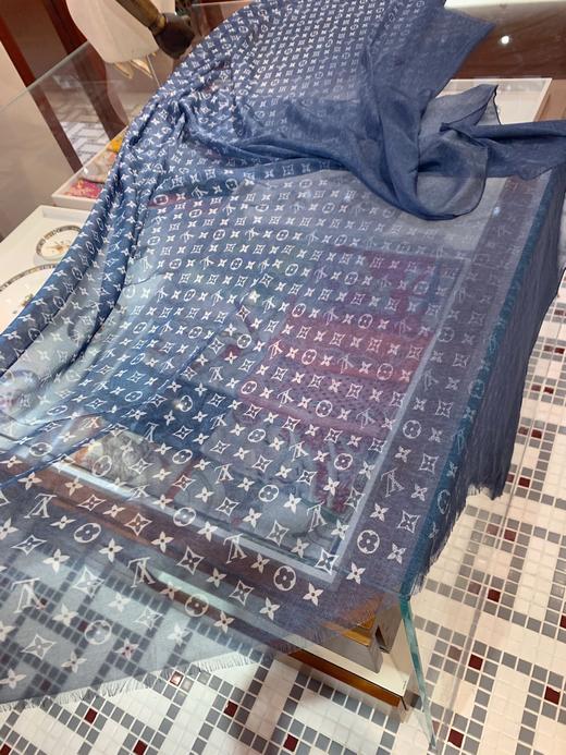 价值9500 殿堂级！LV渐变牛仔蓝高级真丝丝巾100*190cm 美到出尘！仙气有气质 显高贵 回头率超高 巨洋气 仙仙的女神感！百搭不挑人 人手一条 预售 商品图4