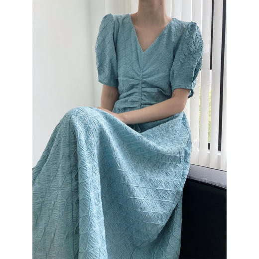 【法式复古】V领抽褶收腰连衣裙  宫廷风泡泡袖设计  优雅纹理 中长款显瘦 三色可选 商品图3