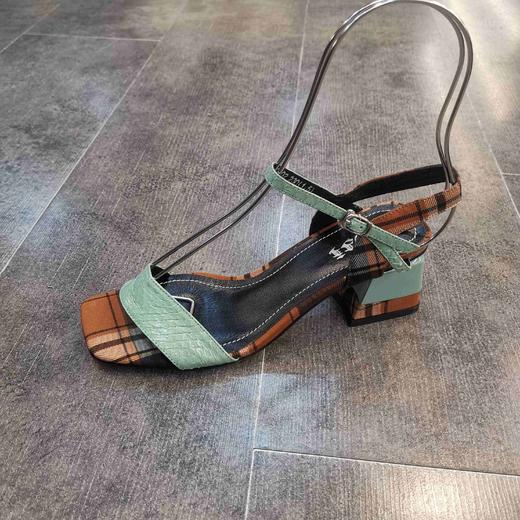 lfgj jeans AG802 蛇皮格子布拼接中粗跟女凉鞋 商品图1