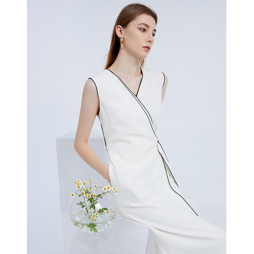 EITIE爱特爱夏季新款时尚通勤简约显瘦V领无袖收腰长款连衣裙6207987 商品图2