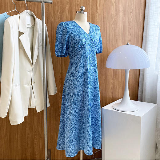 【斩男轻复古】 V领泡泡袖茶歇裙 显高显腰细 走路带风飘逸 商品图3