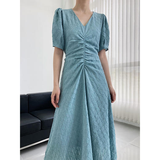 【法式复古】V领抽褶收腰连衣裙  宫廷风泡泡袖设计  优雅纹理 中长款显瘦 三色可选 商品图0