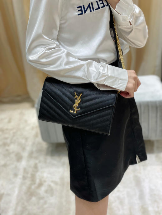 𝑴𝒐𝒏𝒐𝒈𝒓𝒂𝒎 𝑾𝒐𝒄信封包-黑色金扣（原厂皮） 商品图0