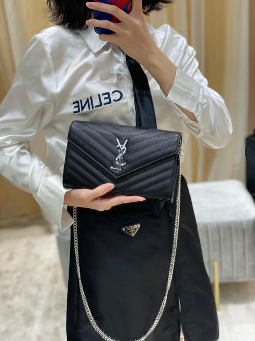 𝑴𝒐𝒏𝒐𝒈𝒓𝒂𝒎 𝑾𝒐𝒄信封包-黑色银扣（原厂皮） 商品图1