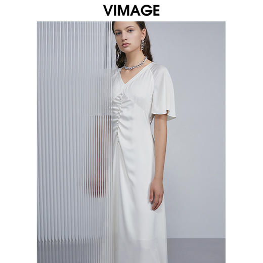 VIMAGE纬漫纪V领褶皱纯色百搭气质温柔风长裙仙女裙连衣裙V1507128 商品图1