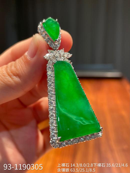 新品，老坑玻璃帝王绿无事牌吊坠，光感很美的黄阳色系，底子细腻，气质高雅，干净利落[愉快]素面还能有这光感[强]【93-1190305】具体价格微信咨询 商品图6