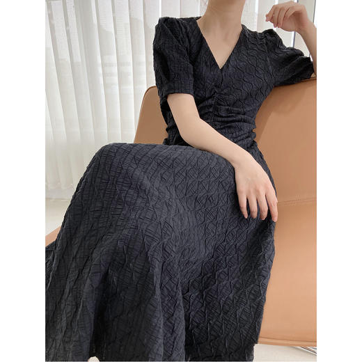 【法式复古】V领抽褶收腰连衣裙  宫廷风泡泡袖设计  优雅纹理 中长款显瘦 三色可选 商品图2