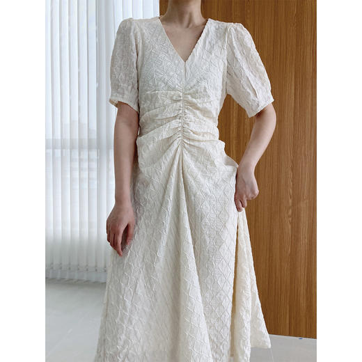 【法式复古】V领抽褶收腰连衣裙  宫廷风泡泡袖设计  优雅纹理 中长款显瘦 三色可选 商品图1