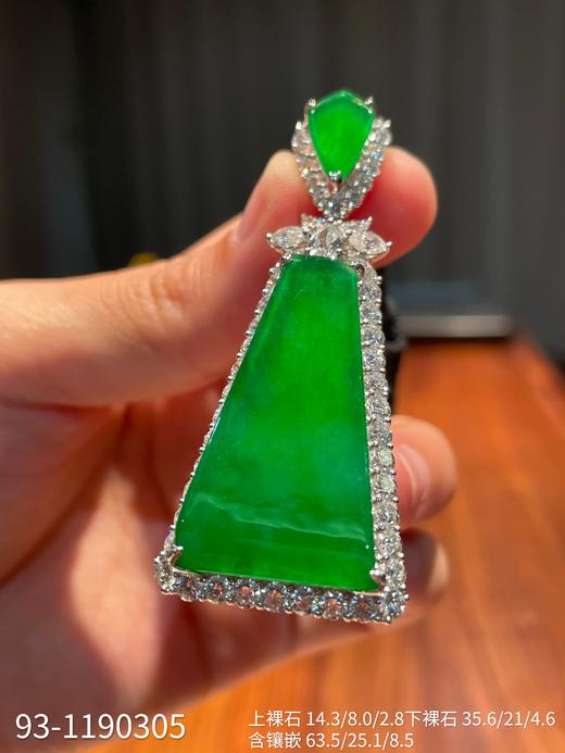 新品，老坑玻璃帝王绿无事牌吊坠，光感很美的黄阳色系，底子细腻，气质高雅，干净利落[愉快]素面还能有这光感[强]【93-1190305】具体价格微信咨询 商品图2