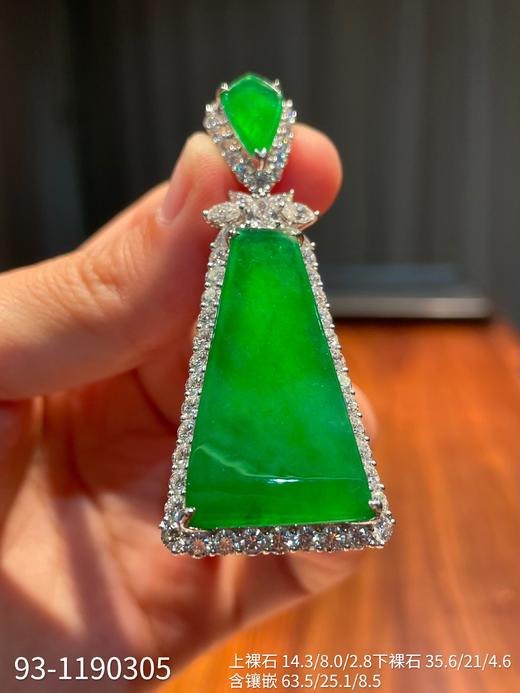 新品，老坑玻璃帝王绿无事牌吊坠，光感很美的黄阳色系，底子细腻，气质高雅，干净利落[愉快]素面还能有这光感[强]【93-1190305】具体价格微信咨询 商品图0