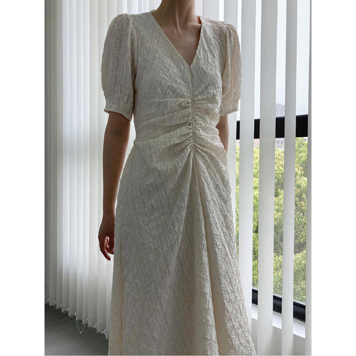 【法式复古】V领抽褶收腰连衣裙  宫廷风泡泡袖设计  优雅纹理 中长款显瘦 三色可选 商品图6