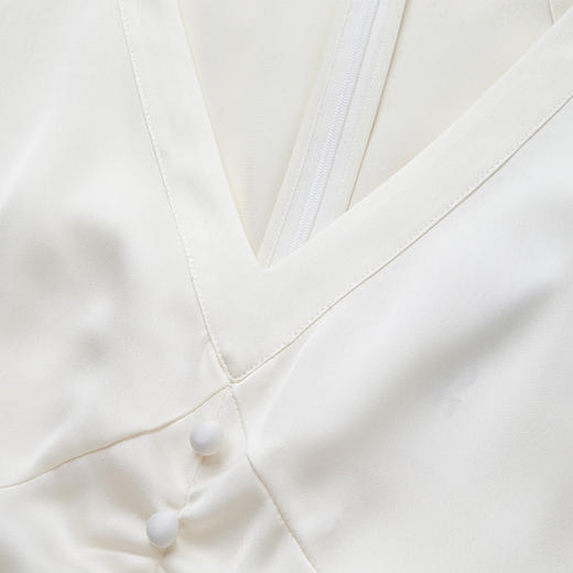 VIMAGE纬漫纪V领褶皱纯色百搭气质温柔风长裙仙女裙连衣裙V1507128 商品图4