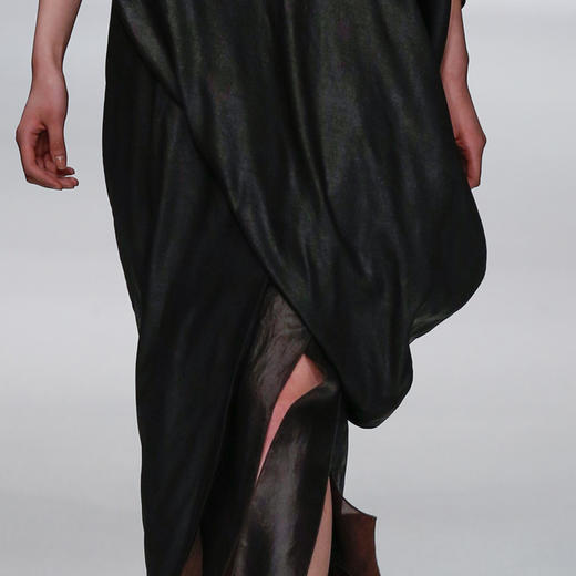 TANGY Collection/天意精品春夏走秀款真丝吊染褶皱拼纱莨绸连衣裙 商品图2