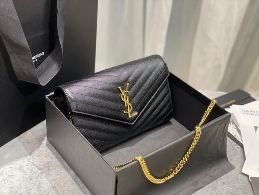 𝑴𝒐𝒏𝒐𝒈𝒓𝒂𝒎 𝑾𝒐𝒄信封包-黑色金扣（原厂皮） 商品图3