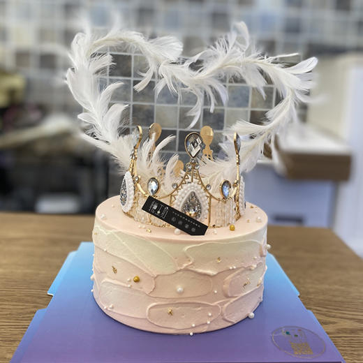 粉粉羽毛皇冠&愿你是女王也被宠成女孩（蛋糕需提前6小时下单，不接急单）【页面往下拉，有尺寸和口味选择】 商品图0