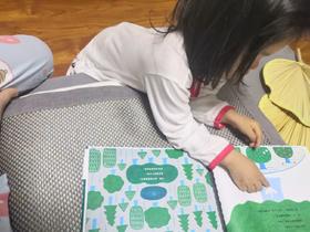 《我们明天见》： 豆宝很黏我，一步都不离开，后来买了这本书，让她懂得下次还会再见